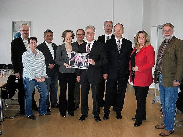(v. l.) Alfons Haselhorst (Vorsitzender des Musikvereins), Tanja Tilleke von der Verwaltung, Georg Hemkendreis (Lions-Club), Bürgermeisterin Dr. Ursula Herbort, Beigeordneter Hans-Jörg Düning-Gast, Wolfgang Helas (Hanning & Kahl), Detlef Kropp (Vorsitzender Verkehrs- und Verschönerungsverein), Bernhard Sander (Hanning Elektro-Werke), Barbara Clark (Oerly-Musikschule) und Friedhelm Möller (Förderverein des Musikvereins). Das Poster stammt aus einer Studienarbeit, die Kirsten Hoffmann über den Oerlinghauser Kinderfonds erarbeitet hat. - © FOTO: GUNTER HELD