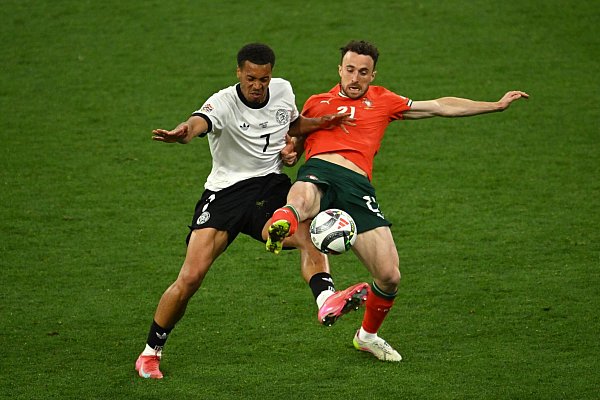 Im Juni gehörte Diogo Jota (r.) zu Portugals Siegermannschaft in der Nations League. - © Peter Kneffel/dpa
