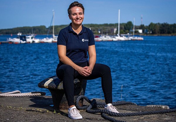 Amelie Schönenwald gehört zu den fünf Frauen und drei Männern aus sieben europäischen Ländern, die als Teil einer Astronauten-Reserve der Europäische (Esa) in der Warnow das Überleben auf hoher See trainieren. - © Jens Büttner/dpa