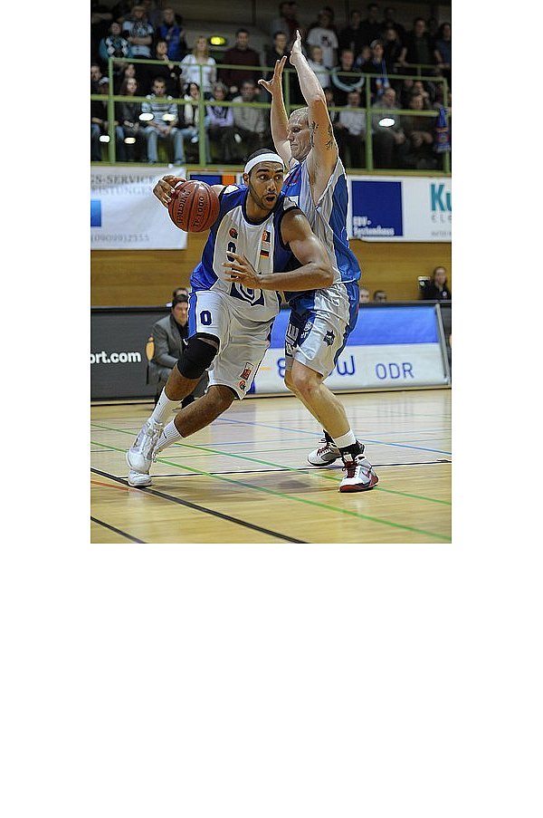 Benjamin Fumey (l.) setzt sich hier im Nördlingen-Trikot gegen den Crailsheimer Todd Martin durch. - © FOTO: JOCHEN AUMANN