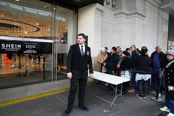 Zahlreiche Menschen standen vor der Eröffnung stundenlang Schlange. - © Thibault Camus/AP/dpa