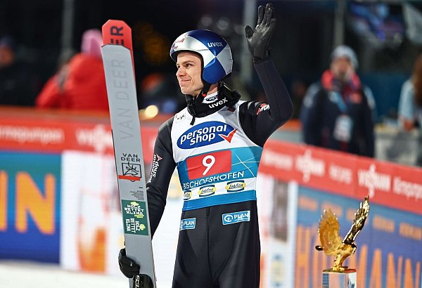 Andreas Wellinger wünscht sich mehr Druck durch starke Nachwuchs-Skispringer. - © Daniel Karmann/dpa