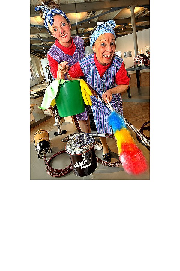 Astrid Hauke (links) und Elaisa Schulz, alias Duo Supabella, stimmten die Besucher humorvoll auf die Ausstellung ein. - © FOTO: BARBARA FRANKE