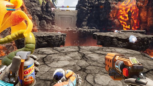 Einer der Bossgegner tritt dort hinten durch die Tür. Vorne und hinten rechts liegen schon sterbliche Überreste von uns aus vorherigen Kämpfen. - © 505 Games