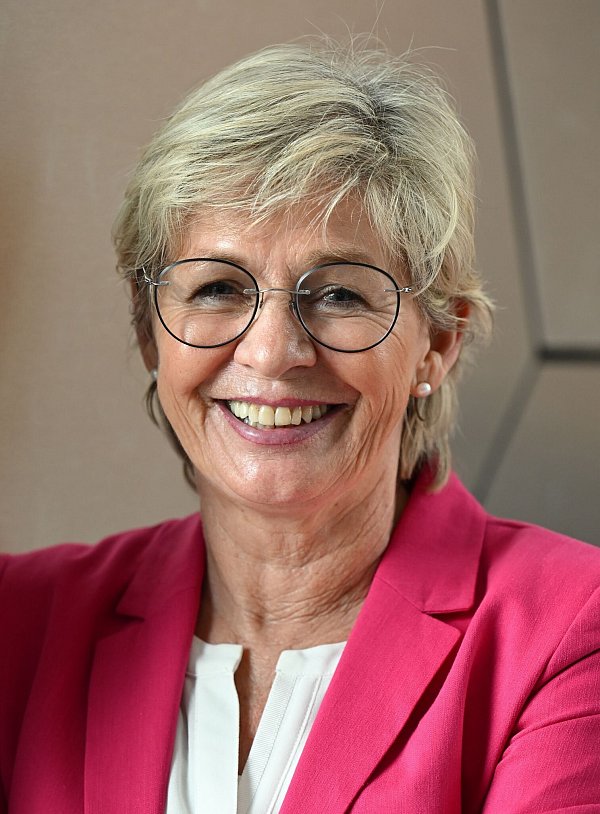 Die frühere Bundestrainerin Silvia Neid war von Alexandra Popps Persönlichkeit beeindruckt. - © Arne Dedert/dpa