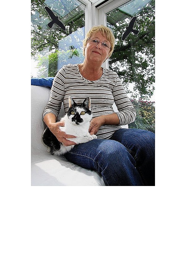 Katze Lilli ist von dem Diabolo-Geschoss aus dem Luftgewehr (siehe kl. Röntgenbild) nicht lebensgefährlich verletzt worden. Renate Keuck ist dennoch entsetzt über die Tatsache, dass jemand zum Spaß auf Tiere schießt. - © FOTO: SUSANNE LAHR