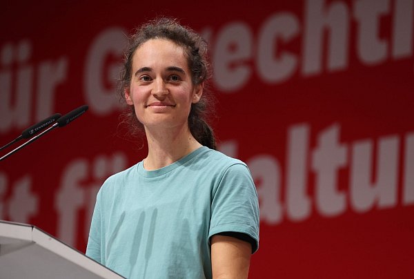 Carola Rackete spricht Parteitag in Augsburg. - © Karl-Josef Hildenbrand/dpa