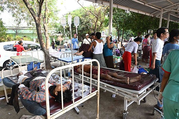 Hunderte Menschen in Myanmar wurden bei dem Erdbeben verletzt. - © Uncredited/The Myanmar Military True News Information Team/AP/dpa