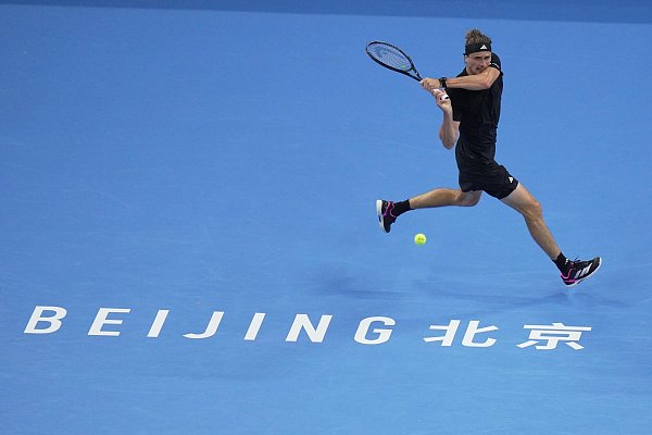 Alexander Zverev ist weiterhin weit weg von seiner Topform - © Andy Wong/AP/dpa