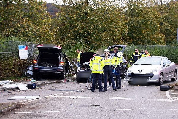 Einsatzkräfte der Polizei stehen an der Unfallstelle, wo eine Frau und ihre kleinen Söhne ums Leben kamen. - © -/SDMG/dpa