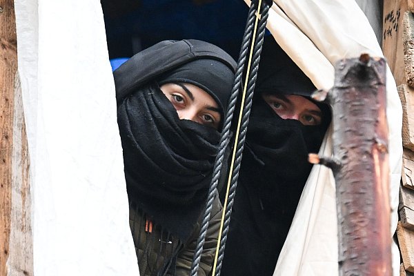 Mit schwarzen Tücher verhüllt - © Sebastian Christoph Gollnow/dpa