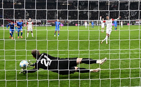 Parierte bei seinem Bundesligadebüt einen Elfmeter: Kiels Torwart Thomas Dähne. - © Arne Dedert/dpa