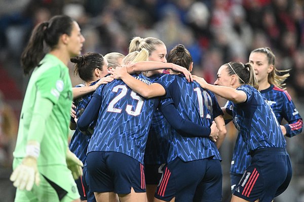 Die Arsenal-Spielerinnen jubeln neben Bayern-Torhüterin Maria Luisa Grohs. - © Jens Niering/dpa