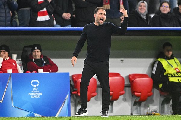 Münchens Trainer José Barcala schimpft. - © Jens Niering/dpa