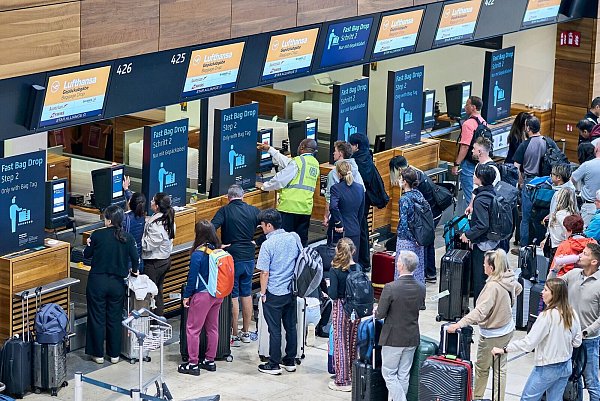 Am Berliner Flughafen gab es am Montagmorgen wegen eines Cyberangriffs weiterhin lange Warteschlangen sowie Verspätungen. - © Michael Ukas/dpa