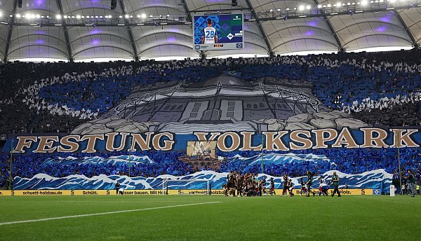 Eine Choreographie beim letztmaligen Aufeinandertreffen des HSV und FC St. Pauli im Mai 2024. (Archiv) - © Christian Charisius/dpa