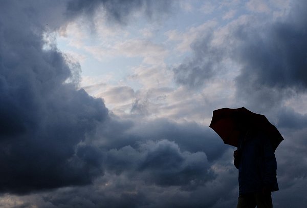 Das Jahr 2024 stellte nach Angaben des DWD einen Wärmerekord auf, zudem gab es deutlich zu viel Regen (Symbolbild). - © Martin Gerten/dpa