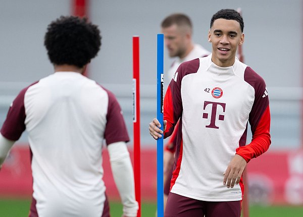 Jamal Musiala (r) in Aktion beim Abschlusstraining. - © Sven Hoppe/dpa