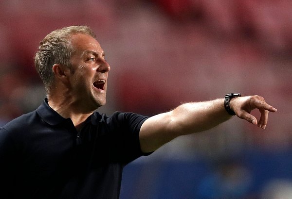 2020 führte Hansi Flick den FC Bayern zum 8:2 gegen den FC Barcelona. Am Mittwoch ist er nun Bayern-Gegner. - © Manu Fernandez/AP Pool/dpa