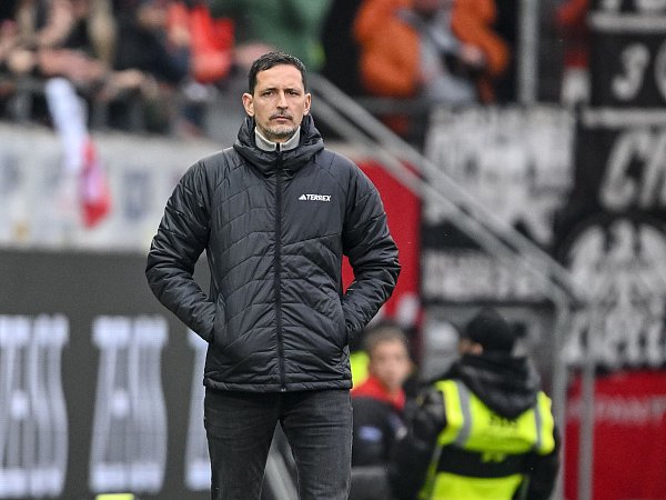 Musste zwei Rückschläge in einer Halbzeit verdauen: Dino Toppmöller - © Harry Langer/dpa