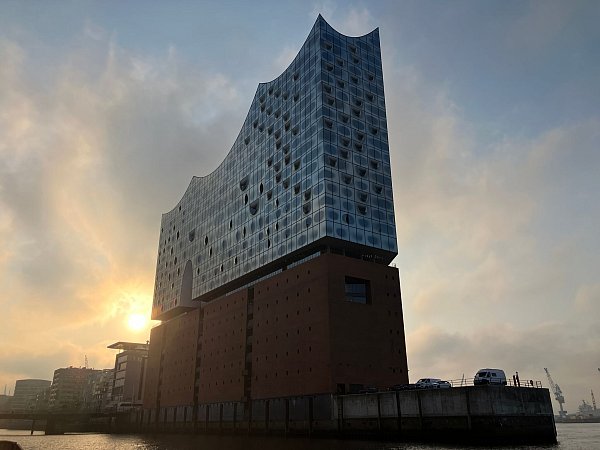 Auf dem Dach der Elbphilharmonie hat Extrem-Sportler Fabio Wibmer mit seinem Rad einen Rückwärtssalto gemacht. - © Thomas Müller/dpa