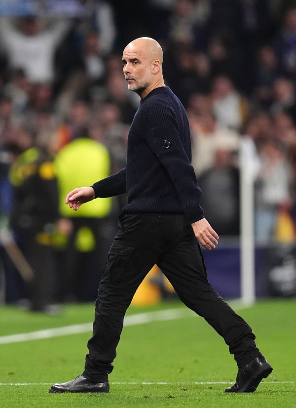 Bleibt oder geht Pep Guardiola nach der Saison bei Manchester City? - © John Walton/PA Wire/dpa