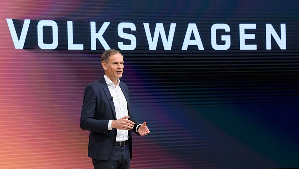 Wegen des stockenden Hochlaufs der Elektromobilität will Konzernchef Oliver Blume konzernweit die Elektro-Strategie überprüfen. - © Julian Stratenschulte/dpa