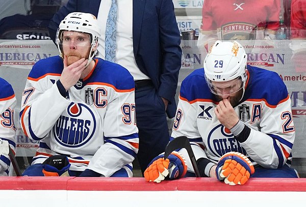 Für McDavid (l) und Draisaitl gab es in Florida wieder eine riesengroße Enttäuschung. - © Nathan Denette/The Canadian Press/AP/dpa