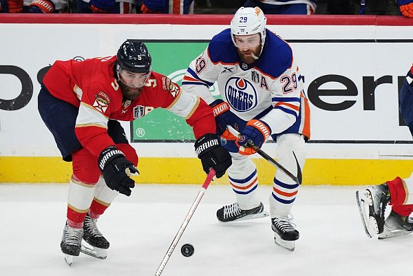 Das zweite Jahr in Serie platzten die Stanley-Cup-Träume von Leon Draisaitl gegen die Florida Panthers. - © Nathan Denette/The Canadian Press/AP/dpa