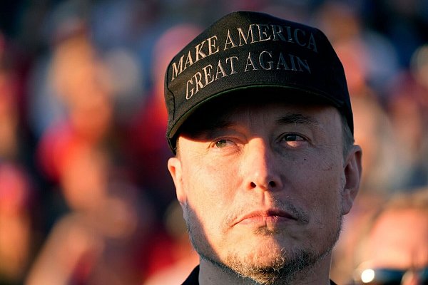 Elon Musk wettert seit Wochen gegen die britische Regierung. - © Alex Brandon/AP/dpa