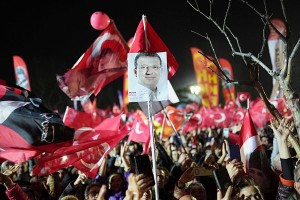 Nachdem der Istanbuler Bürgermeister Ekrem Imamoglu verhaftet und abgesetzt wurde, brach in der Türkei eine große Protestwelle aus. (Archivbild) - © Francisco Seco/AP/dpa