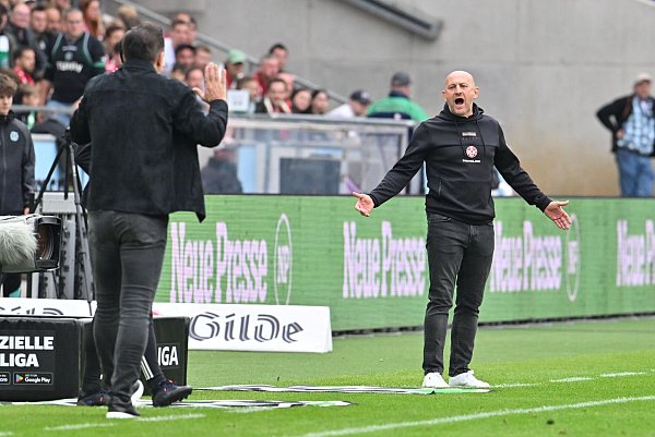 Torsten Lieberknecht und der 1. FC Kaiserslautern haben einen Fehlstart hingelegt. - © Swen Pförtner/dpa