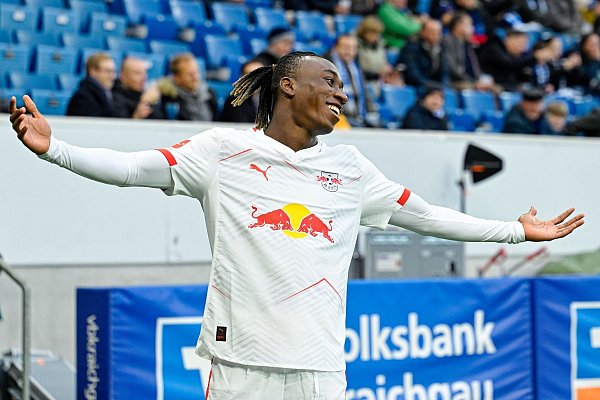 Yan Diomande jubelt über das 1:0 für Leipzig - © Uwe Anspach/dpa