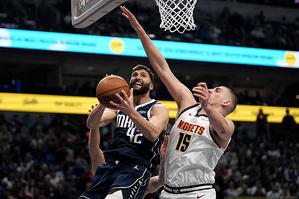 Maxi Kleber (l.) war gegen Nikola Jokic und die Nuggets chancenlos. - © Tony Gutierrez/AP/dpa