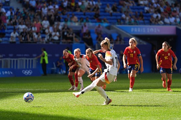 Trifft zum Sieg im Spiel um Bronze: Giulia Gwinn. - © Marcus Brandt/dpa