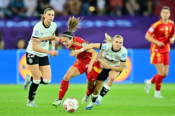 Fairplay: Spaniens Aitana Bonmatí (l) im Duell mit Deutschlands Elisa Senß. - © Sebastian Christoph Gollnow/dpa