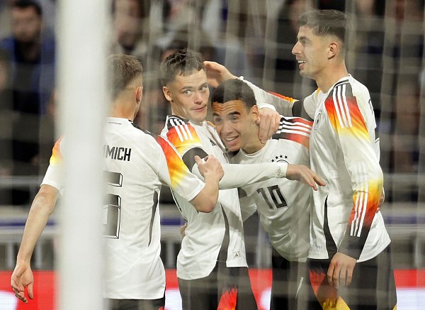 Kai Havertz (r) erzielte das 2:0 für die DFB-Elf. - © Christian Charisius/dpa