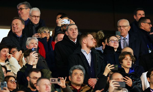 Daniel Nivel (M) schaut sich das Spiel Frankreich gegen Deutschland an. Der französische Gendarm war während der Fußball-WM 1998 in Frankreich von deutschen Hooligans brutal attackiert worden. - © Christian Charisius/dpa