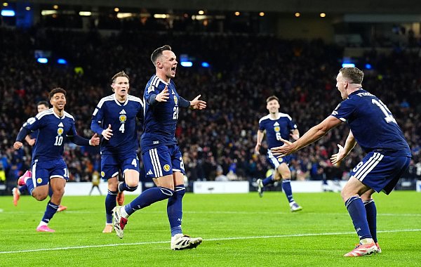 Schottland jubelte gegen Dänemark spät. - © Jane Barlow/PA Wire/dpa