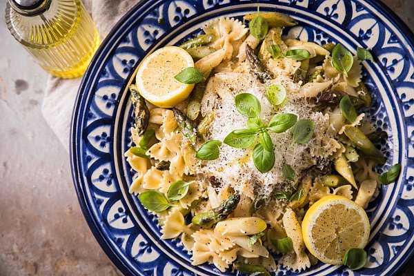 Schnelles - und vor allem schmackhaftes - Abendessen: angebratener Spargel mit Pasta, Zitrone, Knoblauch, Basilikum und Parmesan. - © Christin Klose/dpa-tmn