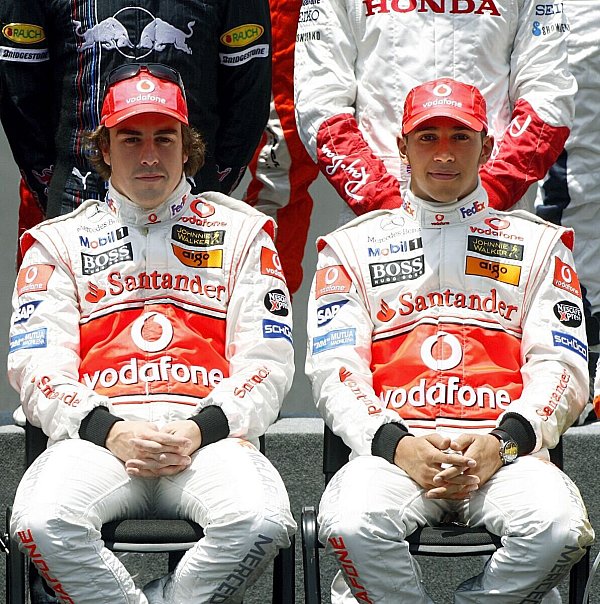 Keine besten Freunde - damals kostete ein Giftduell einem der McLaren-Fahrer die WM. - © picture alliance / dpa