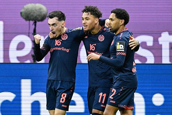 Mainz jubelt über einen Derby-Sieg. - © Uwe Anspach/dpa