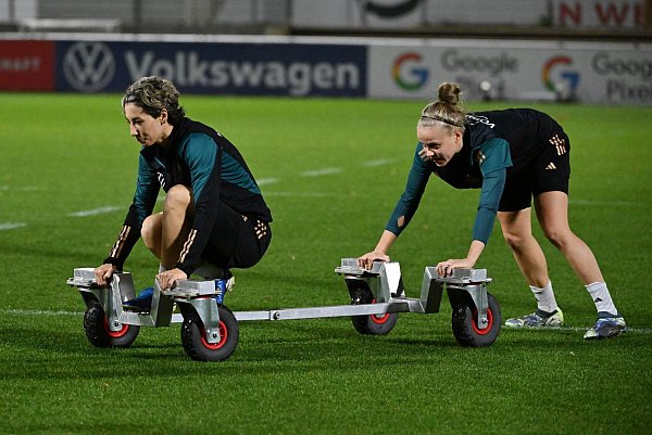 Routine weiterhin gefragt: Abwehrspielerin Sara Doorsoun (li.) - © Marijan Murat/dpa