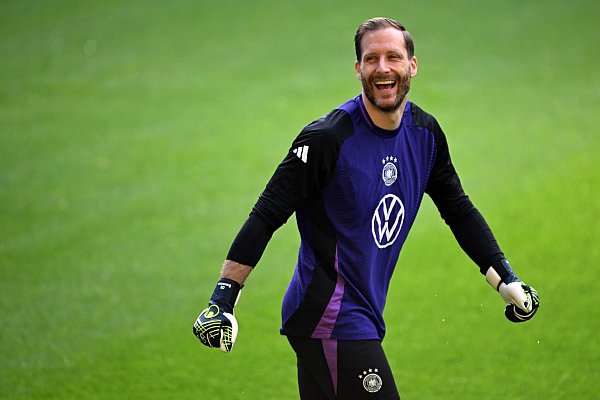 Oliver Baumann hat als Nummer eins vor dem Italien-Rückspiel gut Lachen. - © Federico Gambarini/dpa