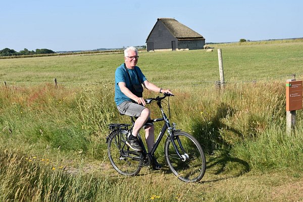 Vor 36 Jahren kam Henk Slikker nach Texel. Mit dem Rad führt er Gäste umher. - © Texel Excursies/dpa-tmn