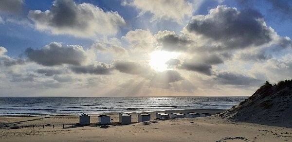 Es gibt viele Arten von Unterkünften - darunter Strandhütten. - © Karin Willen/dpa-tmn