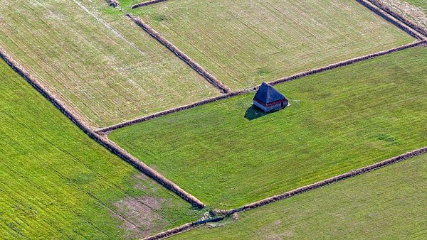 Natur und Geschichte kann man auf Texel bei einer Tour durch die «Tuunwallen» erleben. - © Roel A. Ovinge/VVV Texel/dpa-tmn
