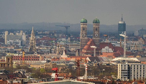 In München gibt es nach Einschätzung der Schweizer Bank UBS kein akutes Risiko mehr für eine Immobilienblase (Archivfoto). - © Peter Kneffel/dpa