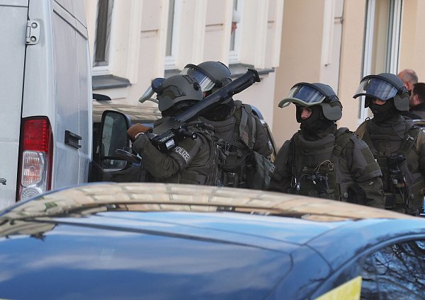 Polizisten eines Spezialeinsatzkommandos (SEK) sind in der Altstadt in Gera im Einsatz, der Mann wurde inzwischen festgenommen. - © Bodo Schackow/dpa