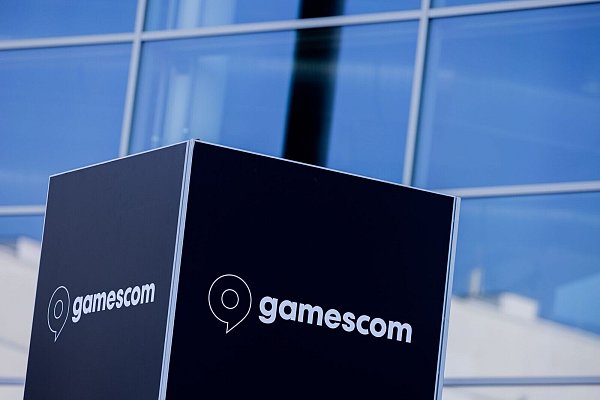 Das Gamescom-Logo vor den Kölner Messehallen - nächste Woche werden wieder Hunderttausende zu der Messe kommen. - © Rolf Vennenbernd/dpa